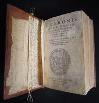 Opera omnia quae extant, a dionysio lambino ex codicibus manuferi ptis emendata, et in sectiones apparatui latinae locutiones refpondentes diftincta cum rerum & verbatum indice, - 1607