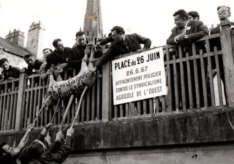"ÇA VA SAIGNER". [60's / FRANCE] AGIP ROBERT COHEN / PHOTO DE PRESSE