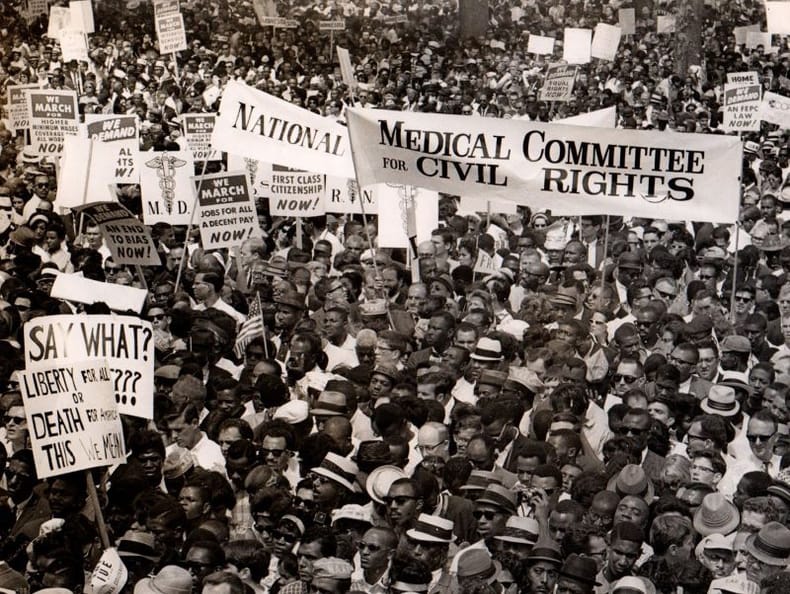 LA MARCHE SUR WASHINGTON II - La foule des participants brandissant des drapeaux réclamant l'égalité et la liberté .. [60's / USA ] KEYSTONE / PHOTO ...