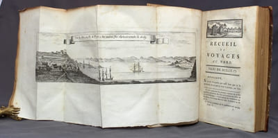 Voyages aux montagnes d'Ecosse et aux Isles Hébrides, de Scilly, d'Anglesey, &c. Traduits de l'Anglais par une société de gens-de-lettres, avec les notes & les éclaircissemens nécessaires. Nouveau recueil de voyages I & II.