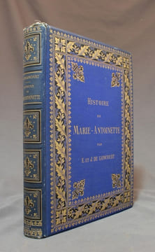 Histoire de Marie-Antoinette. Edition ornée d'encadrements à chaque page par Giacomelli et de douze planches hors texte reproductions d'originaux du ...