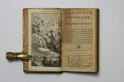 Almanach littéraire, ou étrennes d'Apollon; contenant l'éloge historique du Grand Corneille par M. de Voltaire, le Fontenelliana, où l'on trouve un grand nombre de réparties de Fontenelle qui n'ont jamais été imprimées; plusieurs bons mots de MM. Piron, de Crébillon, l'abbé de Voisenon & de Voltaire; des anecdotes intéressantes; une notice des principaux ouvrages mis au jour en 1776, & autres morceaux curieux.