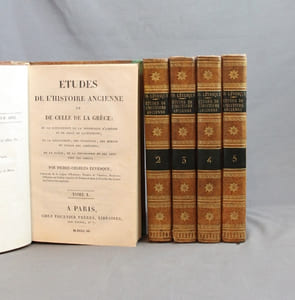 Etudes de l’histoire ancienne et de celle de la Grèce; de la constitution de la République d’Athènes et de celle de Lacédémone; de la législation, des tribunaux, des moeurs et usages des Athéniens; de la poésie, de la philosophie et des arts chez les Grecs.