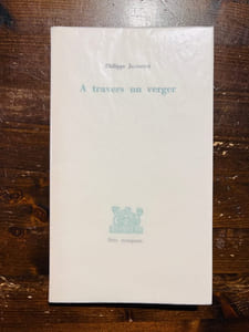 À travers un verger.