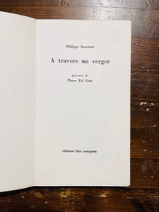 À travers un verger.