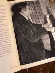 Les grands interprètes. Alfred Cortot. Portraits de Roger Hauert. Texte de Bernard Gavoty, critique musical du “Figaro”.