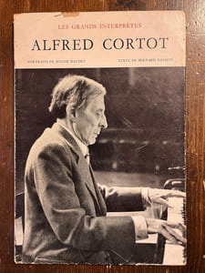 Les grands interprètes. Alfred Cortot. Portraits de Roger Hauert. Texte de Bernard Gavoty, critique musical du “Figaro”.
