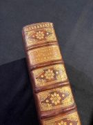 1. J. J. Rousseau citoyen de Genève à Mr. d'Alembert […] sur son article Genève dans le VIIeme volume de l'Encyclopédie, et particulièrement sur le projet d'établir un Théâtre de comédie en cette ville. Amsterdam, Marc-Michel Rey, 1758. XVIII-264-[8] pages [relié avec] 2. Critique d'un livre contre les spectacles intitulé J. J. Rousseau citoyen de Genève à Mr. d'Alembert. Amsterdam, et se trouve à Paris, Lambert & Duchesne, 1760. 92-[2] pages. [relié avec] 3. P. A. Laval comédien, à M. J. J. Rousseau citoyen de Genève. Sur les raisons qu'il expose pour réfuter M. d'Alembert, qui dans le VIIe volume de l'Encyclopédie, Article Genève, prouve que l'établissement d'une Comédie dans cette Ville y ferait réunir la sagesse de Lacédémone à la politesse d'Athènes. La Haye, 1758. [2]-VIII-189-[1] pages. [relié avec] 4. Manuscrit de 300 pages. par ROUSSEAU Jean-Jacques; BÉTHISY DE MÉZIÈRES Eugène-Éléonor; NOLIVOS DE SAINT-CYR Paul-Antoine-Nicolas: - Image 7