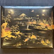 Album japonais en laque décorée sur les deux plats, sur ais de bois, dos maroquin noir. par [PHOTOGRAPHIE; VOYAGE]: - Image 1