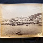 Album japonais en laque décorée sur les deux plats, sur ais de bois, dos maroquin noir. par [PHOTOGRAPHIE; VOYAGE]: - Image 7