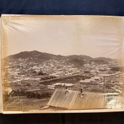 Album japonais en laque décorée sur les deux plats, sur ais de bois, dos maroquin noir. par [PHOTOGRAPHIE; VOYAGE]: - Image 8