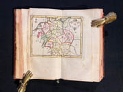 Atlas des enfans, ou méthode nouvelle, courte, facile et démonstrative, pour apprendre la géographie en XXII carte enluminée. Avec un nouveau traité de la sphère, ou l'on explique le mouvement des astres, [...]. par [GÉOGRAPHIE: ENFANTINA]: - Image 2