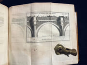 Traité des ponts, ou il est parlé de ceux des romains & de ceux des modernes: de leur construction, tant en maçonnerie qu'en charpente, & de leur disposition dans toutes sortes de lieux: des projets de ponts […]; des différentes sortes de ponts […]. Avec l'explication de tous les termes d'art qu'on emploie à la construction des ponts, & les figures qui démontrent leurs différentes parties: les édits, déclaratioins, arrêts et ordonnances […]. Dissertation sur les culées, voussoirs, piles et poussées des ponts […]. Quatrième édition. par GAUTIER [Henri]: - Image 3