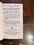 Les vrayes centuries et propheties de maistre Michel Nostradamus, où se void representé tout ce qui s'est passé, tant en France, Espagne, Italie, Allemagne, Angleterre, qu'autres parties du monde. Revues et corrigées suivant les premières édtions imprimées en Avignon en l'an 1558 et à Lyon en l'an 1558 et autres. Avec la vie de l'autheur. par NOSTRADAMUS Michel: - Image 1