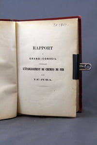 Rapport au Grand-Conseil concernant l’établissement de chemins de fer dans le Jura. 1867. [rel. avec] Délibération du Grand-Conseil du canton de Berne concernant les chemins de fer du Jura. 1867. [rel. avec] Rapport de gestion de la direction des chemins de fer pour l’année 1867. [rel. avec] Discussion sur l’amodiation du chemin de fer de l’Etat. Session extraordinaire d’hiver. 1869 [rel. avec] Ratification des actes de la Compagnie des chemins de fer du Jura bernois. 1871. [rel. avec] Rapport concernant la justification financière de la Compagnie du Jura et l’apport des lignes de l’Etat comme participation à l’entreprise de réseau jurassien. 1873.