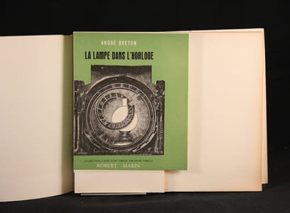 La lampe dans l'horloge.