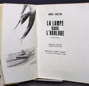 La lampe dans l'horloge.