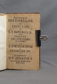 Discours historique de l'élection de l'empereur, et de l'origine des électeurs de l'Empire, avec la bulle d'or de Charles IV. et la capitulation de Joseph I. empereur dernier mort.