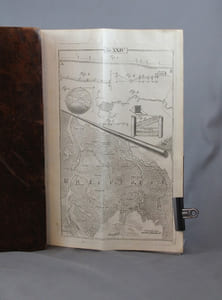 Praxis Geometriae, worinnen nicht nur alle bey dem Feld-Messen vorkommende Fälle, mit Stäben, dem Astrolabio, der Boussole, und der Mensul, in Ausmessung eintzeler Linien, Flächen und gantzer Revier welche, wenn deren etliche angräntzende zusammen genommen/ eine Land-Karte... sondern auch eine gute Ausarbeitung der kleinesten Risse bis zum grösten, neben ihren Neben-Zierathen...