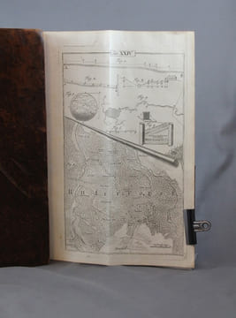 Praxis Geometriae, worinnen nicht nur alle bey dem Feld-Messen vorkommende Fälle, mit Stäben, dem Astrolabio, der Boussole, und der Mensul, in ...