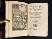 De situ orbis libri III. Cum notis integris Hermolai Barbari, Petri Joannis Olivarii, Fredenandi Nonni Pintiani, Petri Ciacconii, Andrea Schotti, Isaci Vossi, & Jacobi Gronovii. Accedunt Julii Honorii Oratoris excerpta cosmographiae. Cosmographia falso aethicum auctorem præferens cum Varis Lectionibus ex MS. Ravennatis anonymi geographia ex MS. Leideinsi suppleta. curante Abrahamo Gronovio. par Pomponius Mela: - Image 1