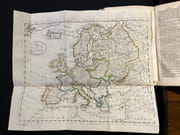 Nuovo Dizionario Geografico di Vosgien nuova edizione interamente rifusa, riveduta e corretta colla massima cura dietro gli ultimi trattati di pace ed i cambiamenti politici avvenuti fino al presente. Prima traduzione italiana fatta sulL'edizione di Parigi del 1822 da Luigi Nardi e da questo arricchita di copiose aggiunte, e singolarmente della nomenclatura di molti luoghi dell'Italia omessi dell'originale. par VOSGIEN; NARDI Luigi (traducteur): - Image 2