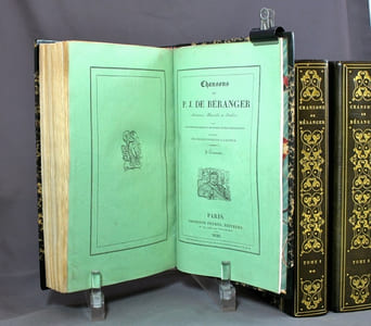 Chansons de P. J. de Béranger anciennes, nouvelles et inédites, avec des vignettes de Devéria et des dessins coloriés d'Henri Monnier, suivies des procès intentés à l'auteur.