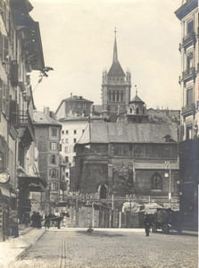 [Eglise de la Madeleine, vue depuis le bas de la rue de la Fontaine?].