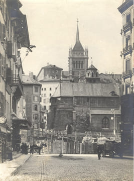 [Eglise de la Madeleine, vue depuis le bas de la rue de la Fontaine?].. [ANONYME]:
