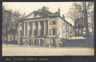 [Théâtre de Neuve, avec le café du Théâtre, place Neuve et parc des Bastions à Genève].