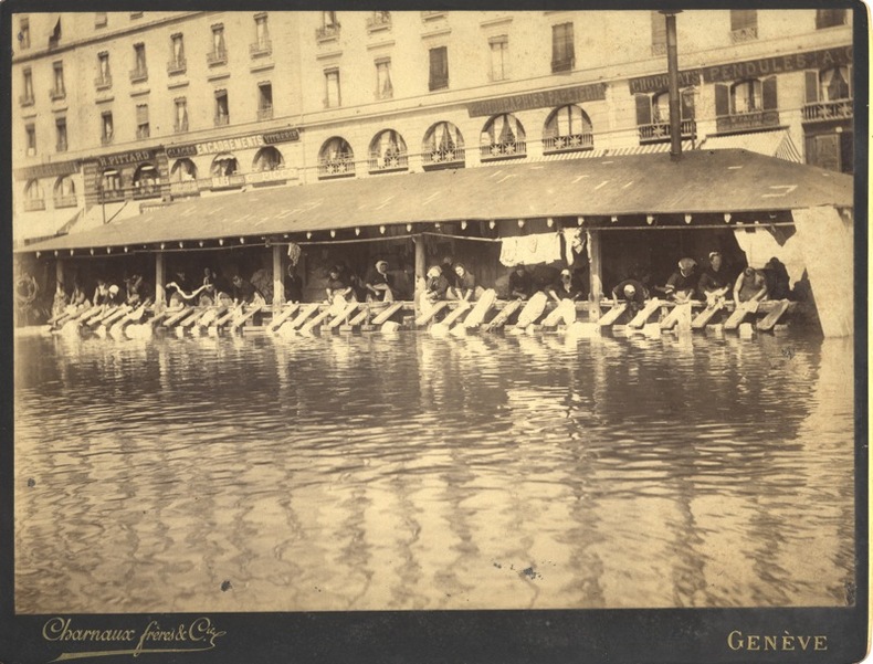 Les lavandières sur le bateau-lavoir du quai des Bergues à Genève.. CHARNAUX Frères & Cie: