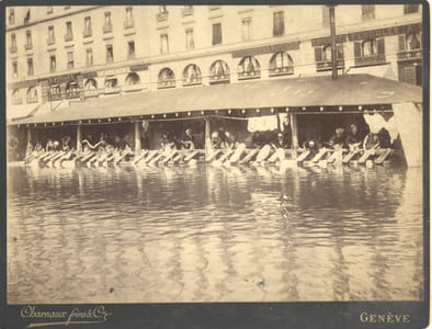 Les lavandières sur le bateau-lavoir du quai des Bergues à Genève.