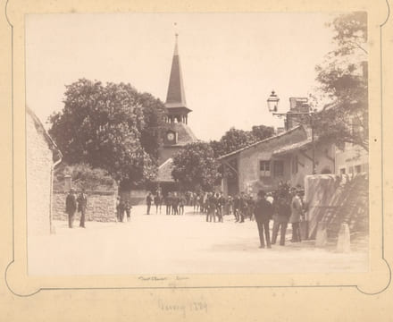 [Militaires devant le temple de Jussy à Genève].. Anonyme: