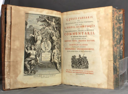 C. Julii Caesaris De bellis Gallico et civili Pompejano, nec non A. Hirtii, aliorumque De bellis Alexandrino, Africano, et Hispaniensi commentarii ad MSStorum fidem expressi, cum integris notis Dionysii Vossii, Joannis Davisii, et Samuelis Clarkii. Cura et studio Francisci Oudendorpii, qui fuas animadversiones, ac varias lectiones adjecit.