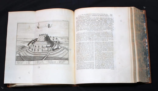 C. Julii Caesaris De bellis Gallico et civili Pompejano, nec non A. Hirtii, aliorumque De bellis Alexandrino, Africano, et Hispaniensi commentarii ad MSStorum fidem expressi, cum integris notis Dionysii Vossii, Joannis Davisii, et Samuelis Clarkii. Cura et studio Francisci Oudendorpii, qui fuas animadversiones, ac varias lectiones adjecit.