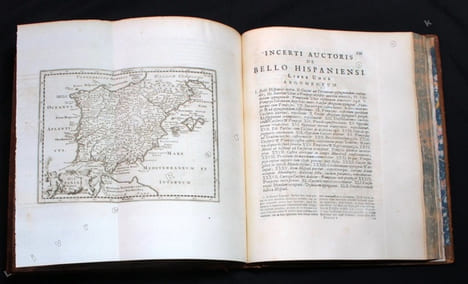 C. Julii Caesaris De bellis Gallico et civili Pompejano, nec non A. Hirtii, aliorumque De bellis Alexandrino, Africano, et Hispaniensi commentarii ad ...
