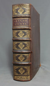 Lucii Apuleii Madaurensis platonici philosophi Opera. Interpretatione et notis illustravit Julianus Floridus J. U. L. Ca. carnot. Jussu Christianissimi regis, in usum serenissimi Delphini.