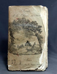 Traité complet de la chasse au fusil, dans lequel on indique les moyens de faire choix d'un fusil, les perfectionnemens adaptés à cette arme pour l'emploi des amorces de muriate sur-oxigéné de potasse; la manière d'élever et d'instruire les chiens de chasse, et de soigner leurs maladies; celle de dresser un cheval d'arquebuse; des principes généraux pour bien tirer et se conduire à la chasse, et enfin les moyens de chasser au fusil toutes les espèces d'animaux qui se trouvent en France. Extrait du Traité général des chasses, dédié à M. le comte de Girardin, premier veneur de la couronne, par une société de chasseurs.