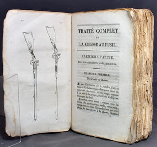 Traité complet de la chasse au fusil, dans lequel on indique les moyens de faire choix d'un fusil, les perfectionnemens adaptés à cette arme pour l'emploi des amorces de muriate sur-oxigéné de potasse; la manière d'élever et d'instruire les chiens de chasse, et de soigner leurs maladies; celle de dresser un cheval d'arquebuse; des principes généraux pour bien tirer et se conduire à la chasse, et enfin les moyens de chasser au fusil toutes les espèces d'animaux qui se trouvent en France. Extrait du Traité général des chasses, dédié à M. le comte de Girardin, premier veneur de la couronne, par une société de chasseurs.