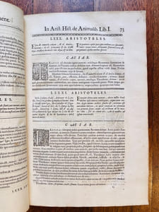 ΑΡΙΣΤΟΤΕΛΟΥΣ ΠΕΡΙ ΖΩΩΝ ΙΣΤΟΡΙΑΣ. Aristotelis historia de animalibus. Iulio Caesare Scaligero interprete, cum eiusdem commentariis; Philippus Jacobus Maussacus, in senatu Tolosano consiliarius regius, ex bibliotheca paterna opus a multis abhinc annis expetitum primus vulgauit & restituit, additis prolegominis & animaduersionibus ; Accedit fragmentum quod decimus historiarum inscribitur, multo quam antea antea emendatius & auctius ; Additi praeterea indices, unus auctorum qui in opere citantur & emendantur, alter rerum & verborum notabilium.