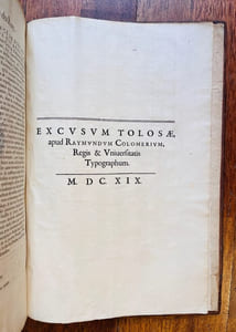 ΑΡΙΣΤΟΤΕΛΟΥΣ ΠΕΡΙ ΖΩΩΝ ΙΣΤΟΡΙΑΣ. Aristotelis historia de animalibus. Iulio Caesare Scaligero interprete, cum eiusdem commentariis; Philippus Jacobus Maussacus, in senatu Tolosano consiliarius regius, ex bibliotheca paterna opus a multis abhinc annis expetitum primus vulgauit & restituit, additis prolegominis & animaduersionibus ; Accedit fragmentum quod decimus historiarum inscribitur, multo quam antea antea emendatius & auctius ; Additi praeterea indices, unus auctorum qui in opere citantur & emendantur, alter rerum & verborum notabilium.