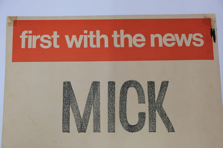 "Mick Jagger Arrested" - 1967 drug possession scandal Evening New's poster /
"Mick Jagger Arrested" : poster du Evening News sur l'arrestation de Mick Jagger en 1967 pour possession de drogues