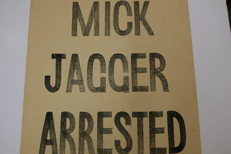 "Mick Jagger Arrested" - 1967 drug possession scandal Evening New's poster /
"Mick Jagger Arrested" : poster du Evening News sur l'arrestation de ...