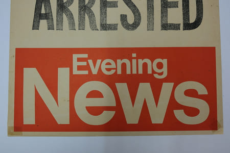 "Mick Jagger Arrested" - 1967 drug possession scandal Evening New's poster /
"Mick Jagger Arrested" : poster du Evening News sur l'arrestation de Mick Jagger en 1967 pour possession de drogues