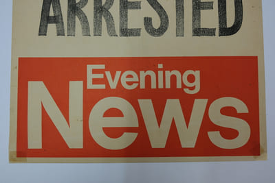 "Mick Jagger Arrested" - 1967 drug possession scandal Evening New's poster / 
"Mick Jagger Arrested" : poster du Evening News sur l'arrestation de Mick Jagger en 1967 pour possession de drogues