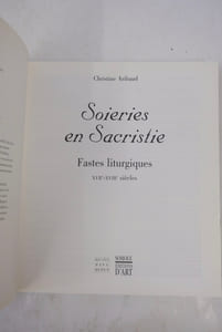 Soieries en Sacristie ; Fastes liturgiques XVIIe - XVIIIe siècles.