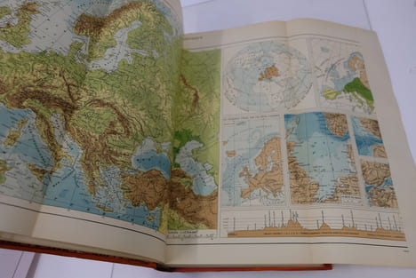 Atlas universel Quillet. Le monde français (France et colonies). Deuxième partie : L'Europe - L'Asie - L'Afrique - L'Amérique - L'Océanie. Maurice ...