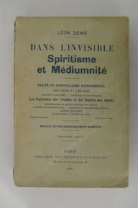 DANS L'INVISIBLE SPIRITISME ET MEDIUMNITE. Traité de spiritualisme expérimental. Les faits et les lois. Phénomènes spontanés - Typtologie et Psychographie. LES FANTOMES DES VIVANTS ET LES ESPRITS DES MORTS. Incorporations et matérialisations des défunts - Méthodes d'expérimentation - Formation et direction des groupes - Identité des esprits - La médiumnité à travers les ages.