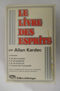 LE LIVRE DES ESPRITS. Contenant : Les lois morales / La vie présente / La vie future / L'avenir de l'humanité. Selon l'enseignement donné par les Esprits supérieurs à l'aide de divers Médiums.