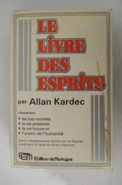 LE LIVRE DES ESPRITS. Contenant : Les lois morales / La vie présente / La vie future / L'avenir de l'humanité. Selon l'enseignement donné par les ...